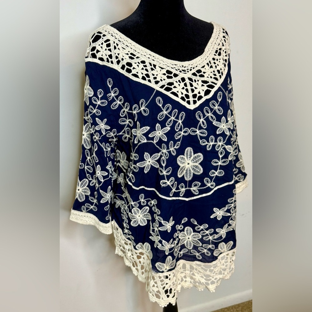 NWT Solitaire Navy and Cream flowy bohemian beach tunic style shirt lace detail